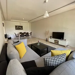 Chic & Cosy Flat Near Airport Lockbox Fast Wifi Apartment